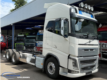 شاحنة بهيكل معدني للمقصورة VOLVO FH 750