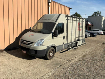 شاحنة توصيل مغلقة