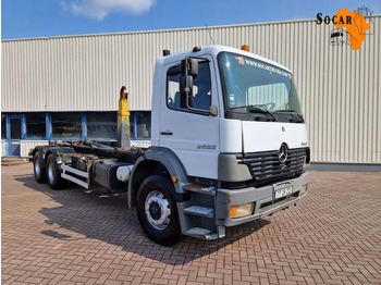 شاحنة برافعة خطافية MERCEDES-BENZ Atego 2628