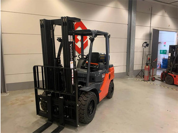 رافعة شوكية تعمل بالغاز Toyota 02-8FGF30: صورة 4