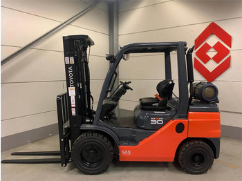 رافعة شوكية تعمل بالغاز Toyota 02-8FGF30: صورة 2