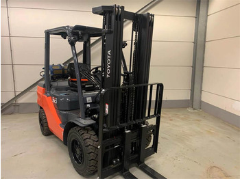 رافعة شوكية تعمل بالغاز Toyota 02-8FGF30: صورة 3