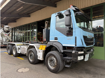 شاحنة برافعة خطافية IVECO Trakker