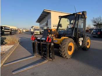 آلة رفع ونقل تلسكوبية JCB