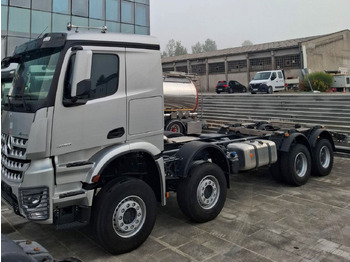شاحنة بهيكل معدني للمقصورة MERCEDES-BENZ Arocs 4153
