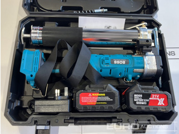 معدات الانشاءات Unused Boss 21 Volt Lithium Battery Cordless Grease Gun, 2 Batteries, Charger, Case, Shoulder Strap, Extension Pieces and Fittings: صورة 5 معدات الانشاءات Unused Boss 21 Volt Lithium Battery Cordless Grease Gun, 2 Batteries, Charger, Case, Shoulder Strap, Extension Pieces and Fittings: صورة 5
