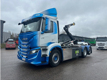 شاحنة برافعة خطافية IVECO