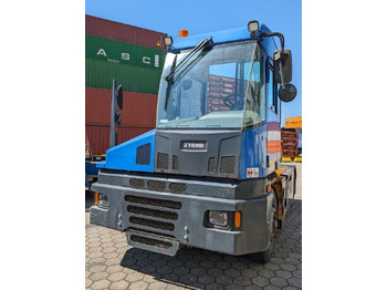 شاحنة نقل نصف مقطورة بالميناء KALMAR