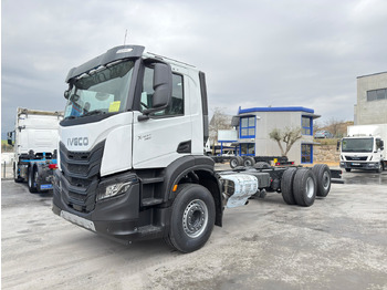 شاحنة بهيكل معدني للمقصورة IVECO X-WAY