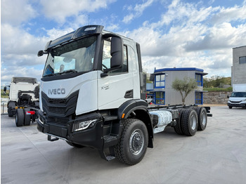 شاحنة بهيكل معدني للمقصورة IVECO X-WAY