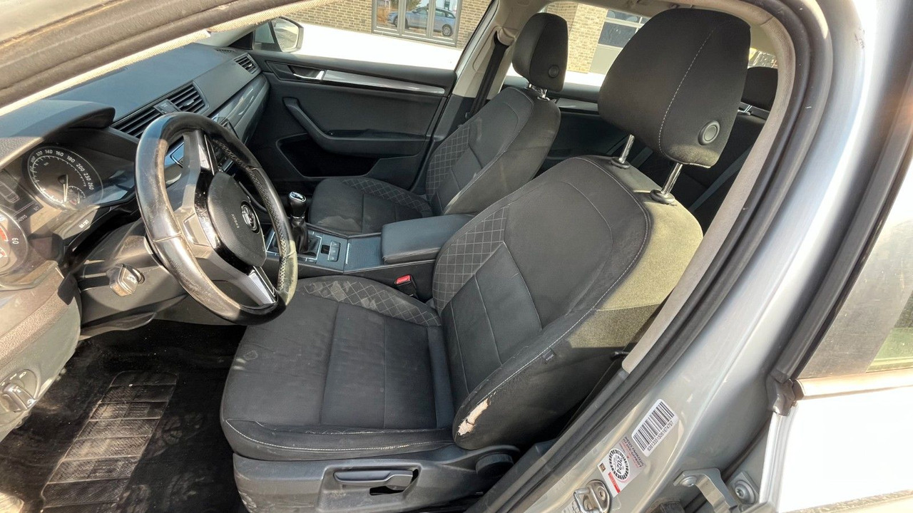 سيارة ستيشن Skoda Superb Combi Active: صورة 8
