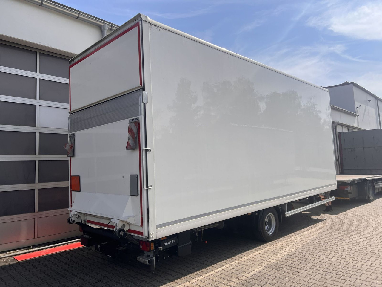 Ackermann 1 Achs Kofferanhänger mit Ladebordwand 10,5 t G - مقطورة بصندوق مغلق: صورة 1 Ackermann 1 Achs Kofferanhänger mit Ladebordwand 10,5 t G - مقطورة بصندوق مغلق: صورة 1
