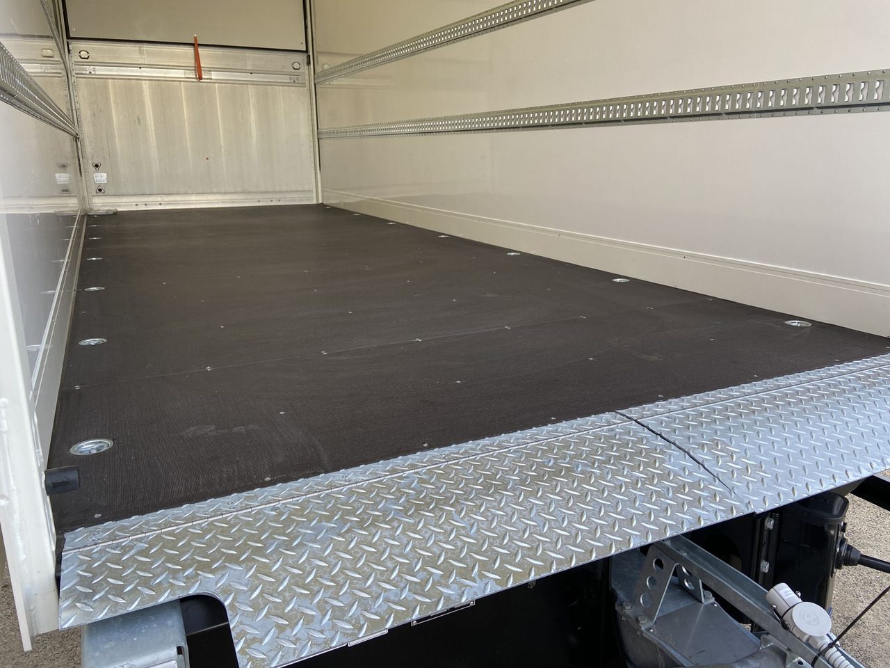 مقطورة بصندوق مغلق للبيع  Möslein TKO105 D-L 7 m  Tandem Koffer, Ladebordwand 1,5 t + DurchladbarNeufahrzeug --: صورة 6