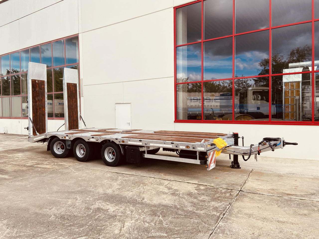 Möslein TT 31 31 t GG Tridem- Tieflader 3 Achs, gelenktNeufahrzeug - مقطورة بلودر منخفض: صورة 4 Möslein TT 31 31 t GG Tridem- Tieflader 3 Achs, gelenktNeufahrzeug - مقطورة بلودر منخفض: صورة 4