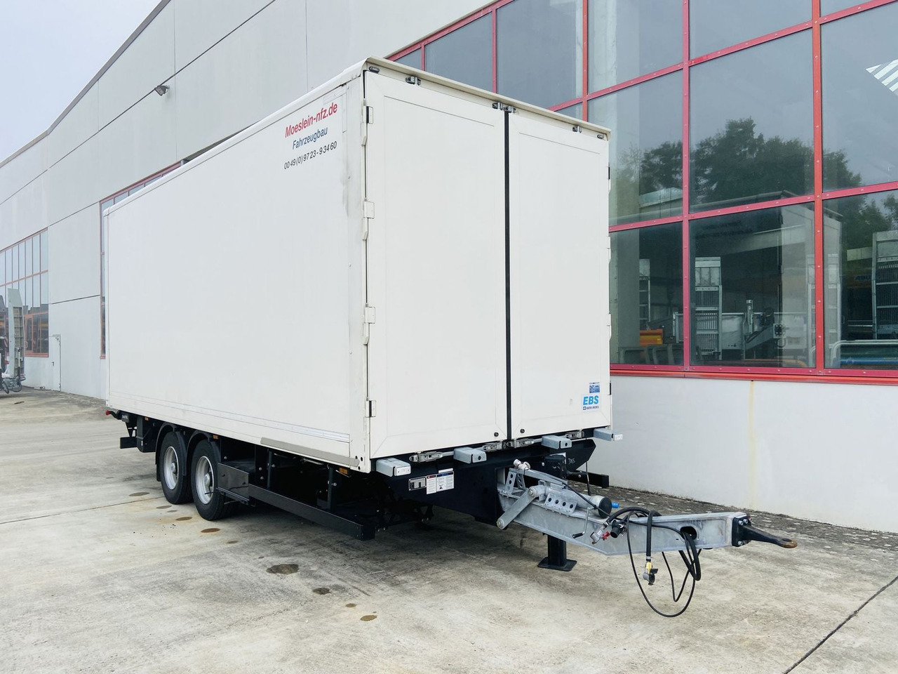 Möslein Tandem Koffer, Ladebordwand 1,5 t + Durchladbar - مقطورة بصندوق مغلق: صورة 1 Möslein Tandem Koffer, Ladebordwand 1,5 t + Durchladbar - مقطورة بصندوق مغلق: صورة 1