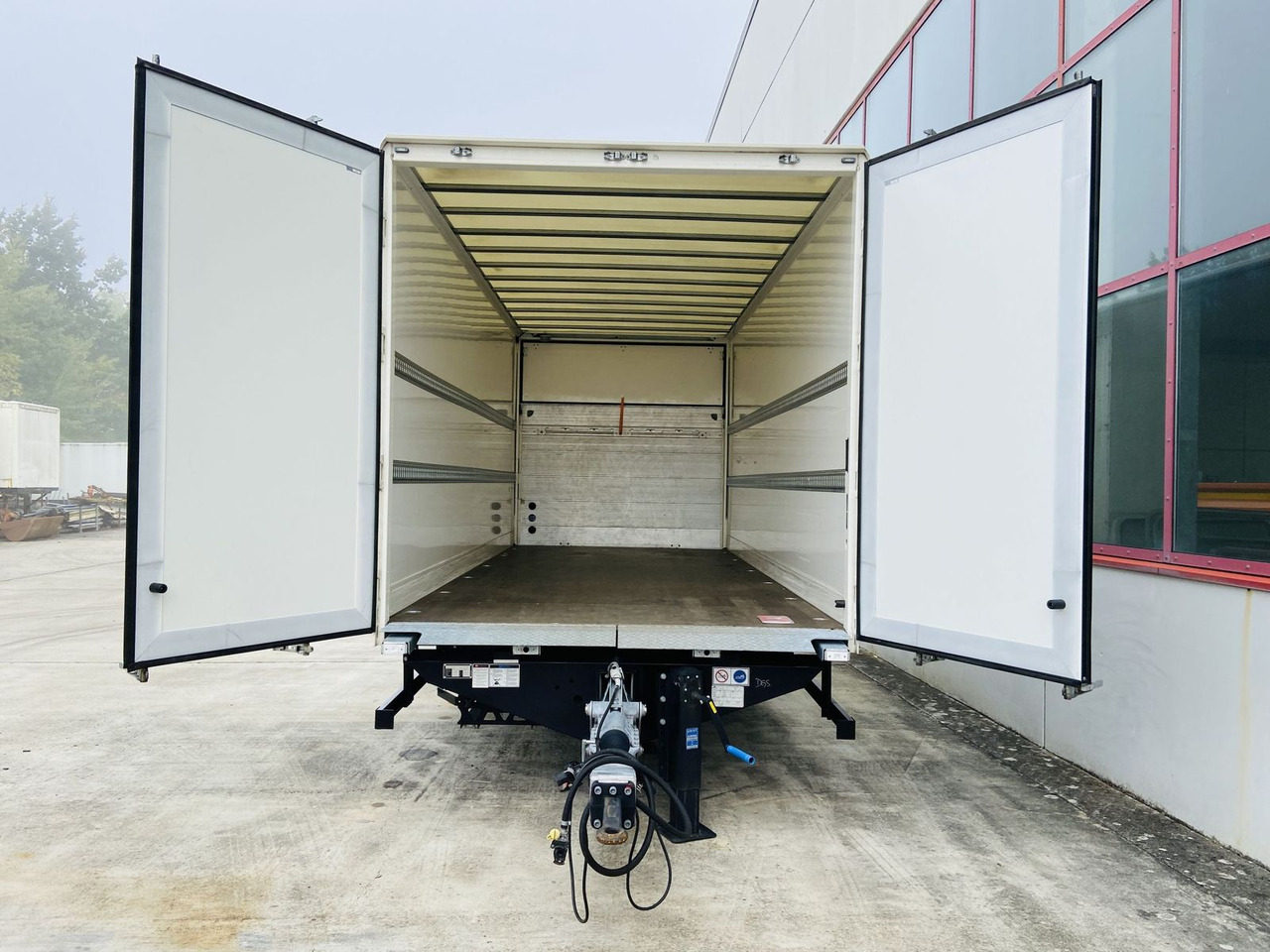 Möslein Tandem Koffer, Ladebordwand 1,5 t + Durchladbar - مقطورة بصندوق مغلق: صورة 5 Möslein Tandem Koffer, Ladebordwand 1,5 t + Durchladbar - مقطورة بصندوق مغلق: صورة 5