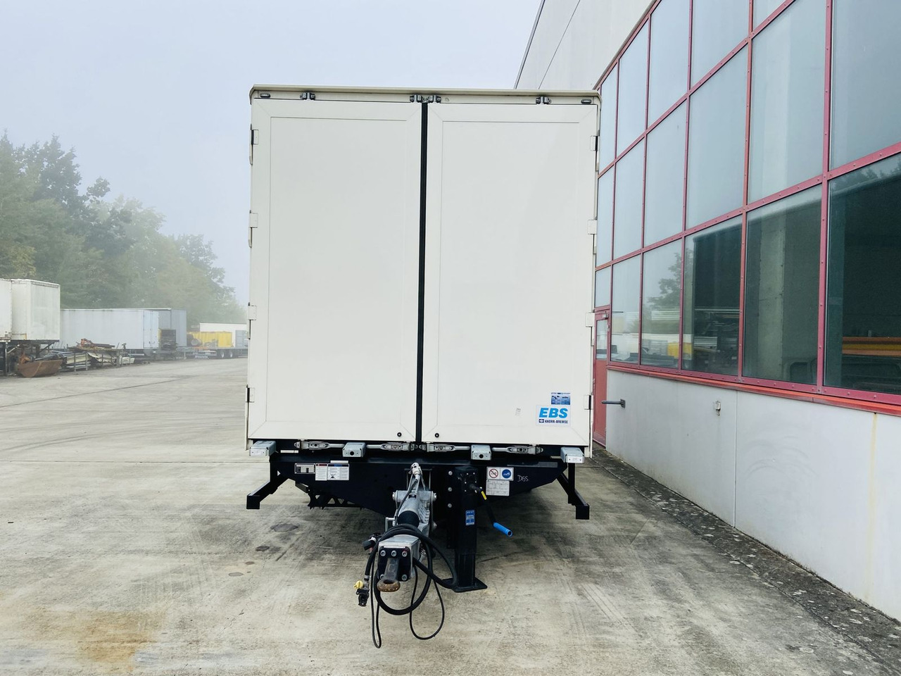 Möslein Tandem Koffer, Ladebordwand 1,5 t + Durchladbar - مقطورة بصندوق مغلق: صورة 3 Möslein Tandem Koffer, Ladebordwand 1,5 t + Durchladbar - مقطورة بصندوق مغلق: صورة 3