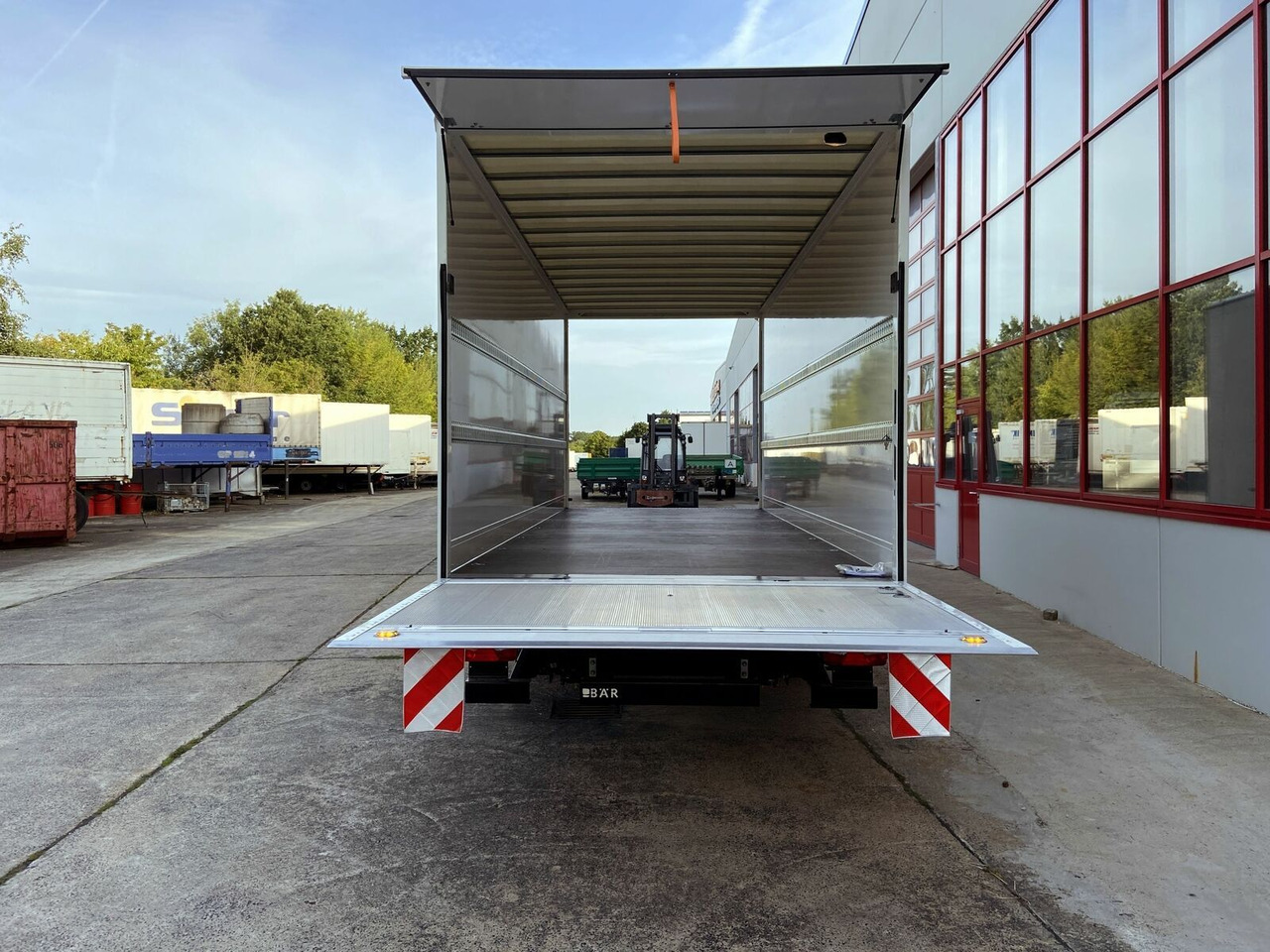 مقطورة بصندوق مغلق Möslein  Tandem Koffer, Ladebordwand 1,5 t + Durchladbar: صورة 10