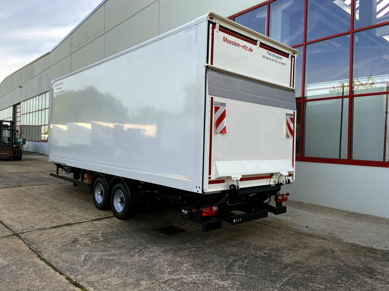 Möslein Tandem Koffer, Ladebordwand 1,5 t + Durchladbar - مقطورة بصندوق مغلق: صورة 5 Möslein Tandem Koffer, Ladebordwand 1,5 t + Durchladbar - مقطورة بصندوق مغلق: صورة 5