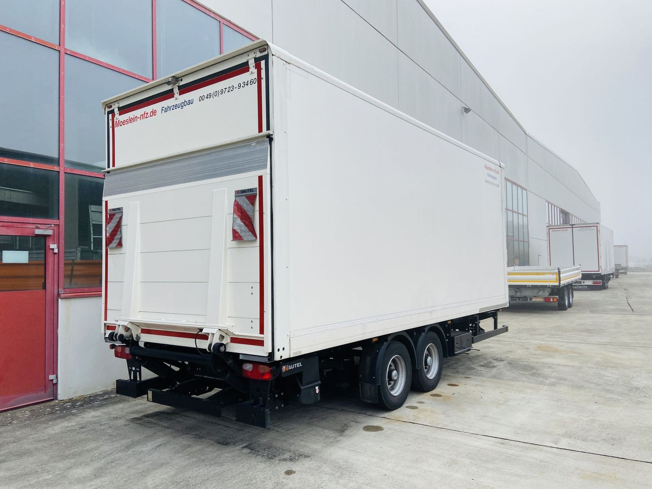 Möslein Tandem Koffer, Ladebordwand 1,5 t + Durchladbar - مقطورة بصندوق مغلق: صورة 2 Möslein Tandem Koffer, Ladebordwand 1,5 t + Durchladbar - مقطورة بصندوق مغلق: صورة 2