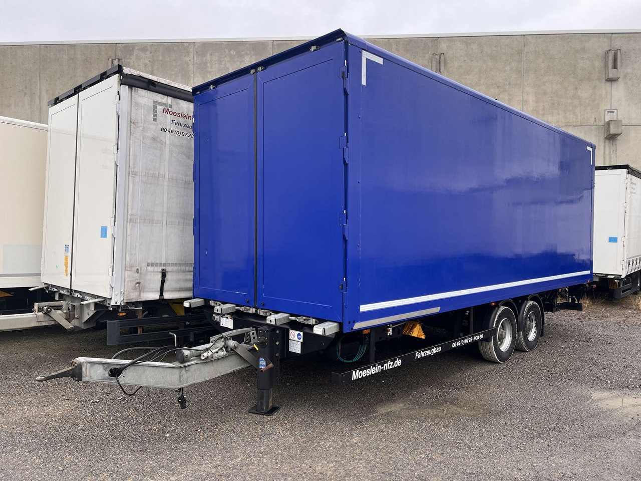 Möslein Tandem Koffer, Ladebordwand + Durchladbar, Weni - مقطورة بصندوق مغلق: صورة 2 Möslein Tandem Koffer, Ladebordwand + Durchladbar, Weni - مقطورة بصندوق مغلق: صورة 2