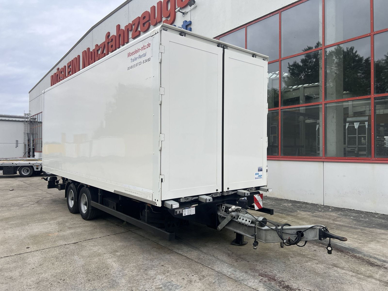 Möslein Tandem Koffer, Ladebordwand + Durchladbar - مقطورة بصندوق مغلق: صورة 2 Möslein Tandem Koffer, Ladebordwand + Durchladbar - مقطورة بصندوق مغلق: صورة 2
