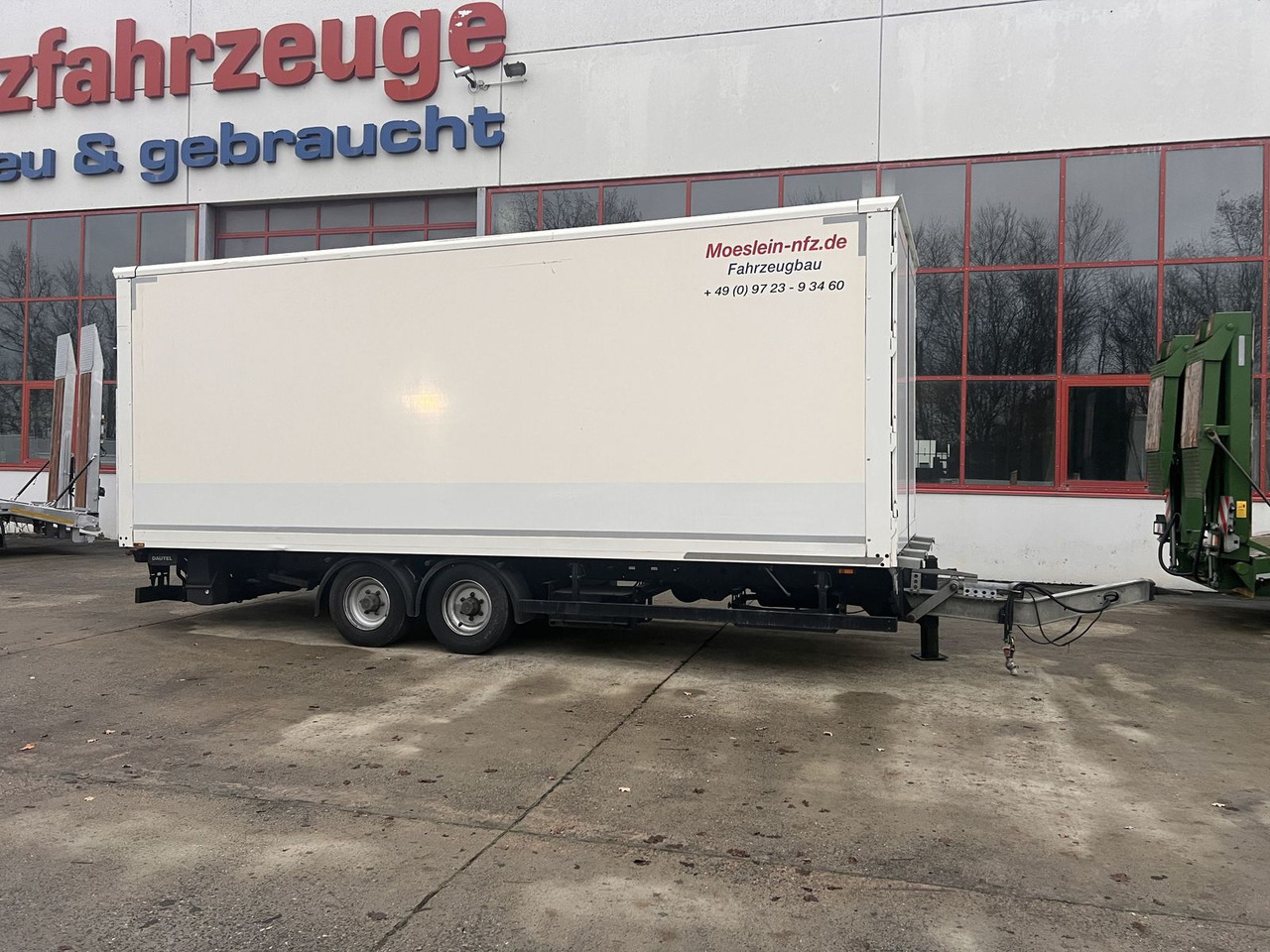 Möslein Tandem Koffer mit Ladebordwand 1,5 t + Durchlad - مقطورة بصندوق مغلق: صورة 5 Möslein Tandem Koffer mit Ladebordwand 1,5 t + Durchlad - مقطورة بصندوق مغلق: صورة 5