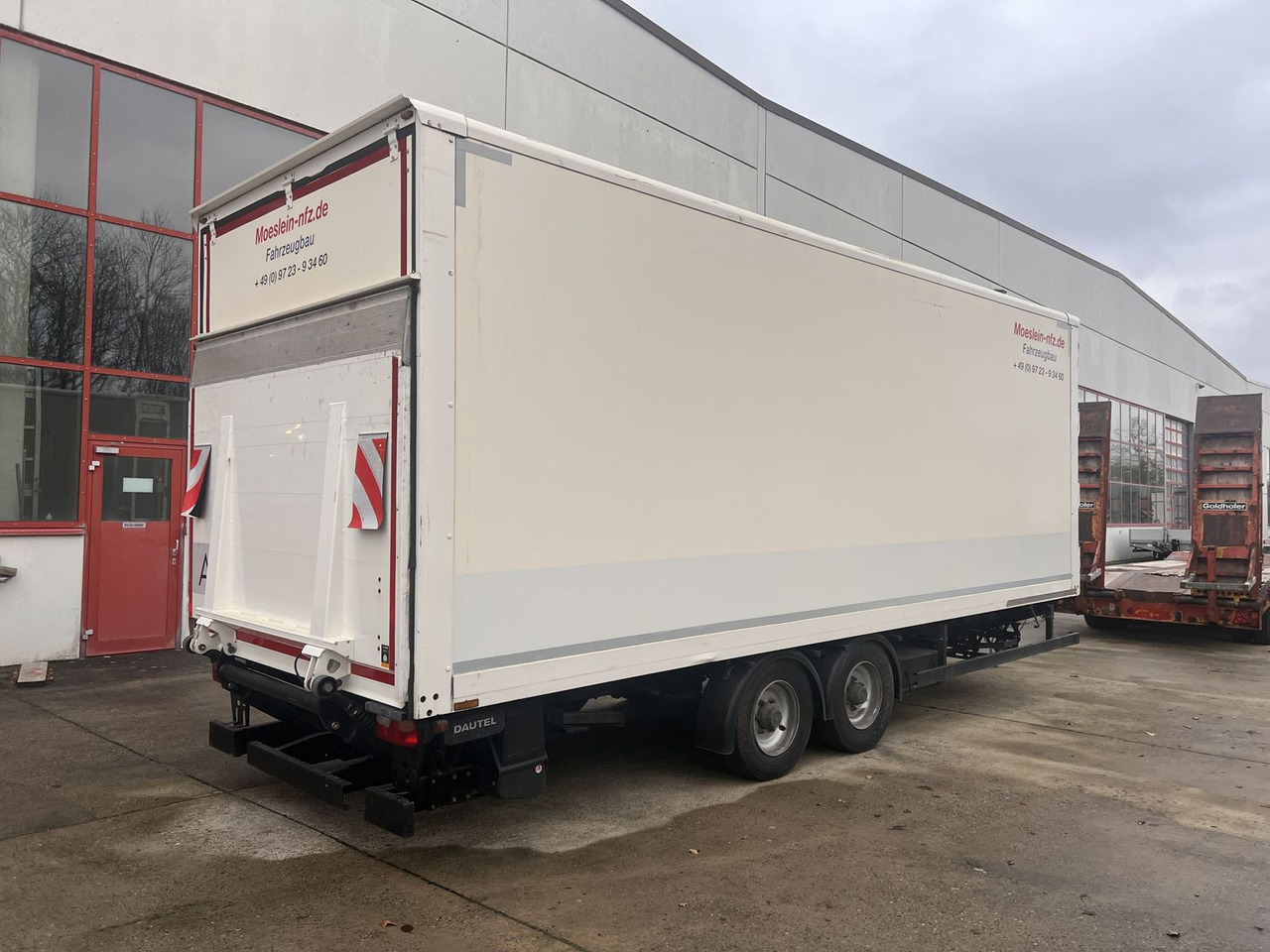 Möslein Tandem Koffer mit Ladebordwand 1,5 t + Durchlad - مقطورة بصندوق مغلق: صورة 1 Möslein Tandem Koffer mit Ladebordwand 1,5 t + Durchlad - مقطورة بصندوق مغلق: صورة 1