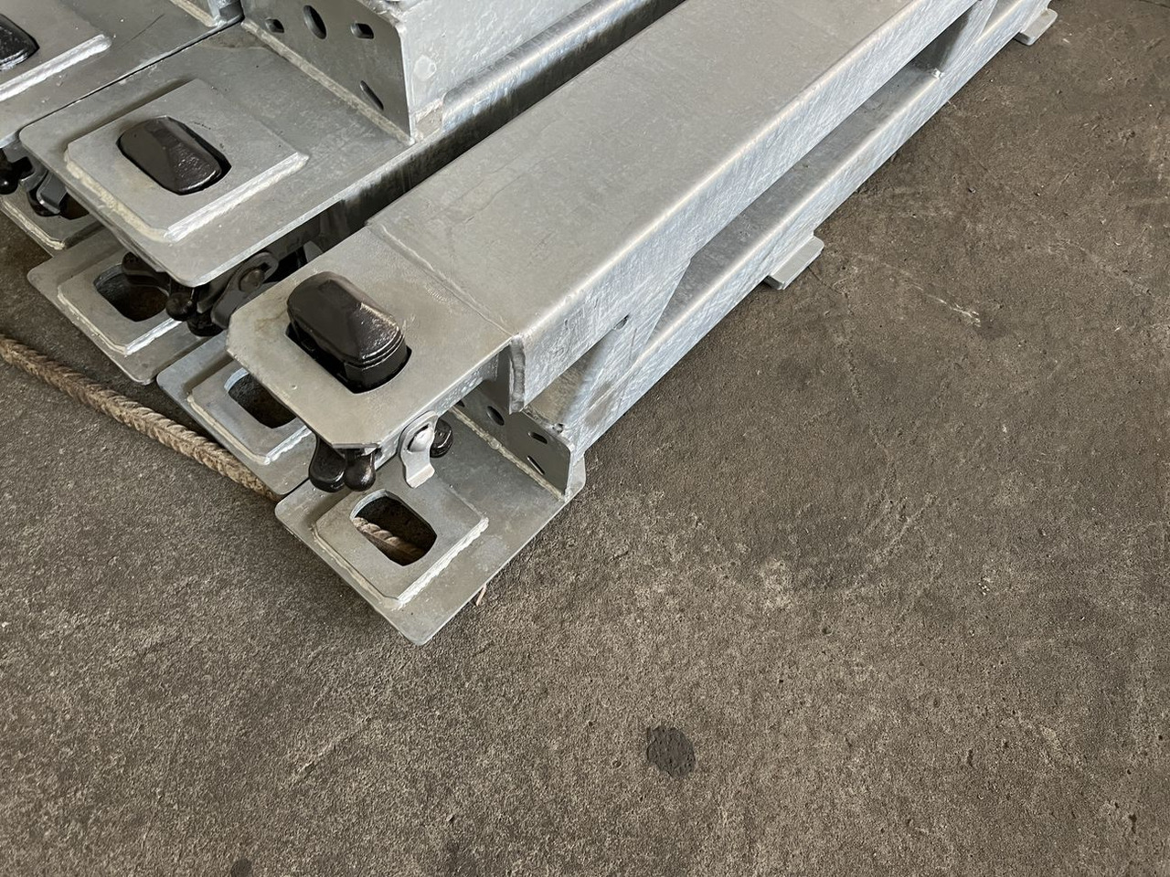 Müller Mitteltal Ausgleichsbock für Satteltieflader incl. Conatinerverschlüssen - نصف مقطورة بلودر منخفض: صورة 5 Müller Mitteltal Ausgleichsbock für Satteltieflader incl. Conatinerverschlüssen - نصف مقطورة بلودر منخفض: صورة 5