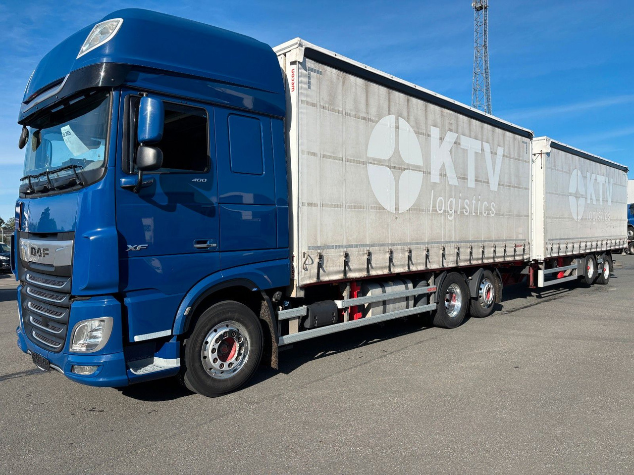 DAF SSC XF 480 Jumbozug + Anh Wecon Staplerhalterung - شاحنة ذات ستائر جانبية: صورة 1 DAF SSC XF 480 Jumbozug + Anh Wecon Staplerhalterung - شاحنة ذات ستائر جانبية: صورة 1