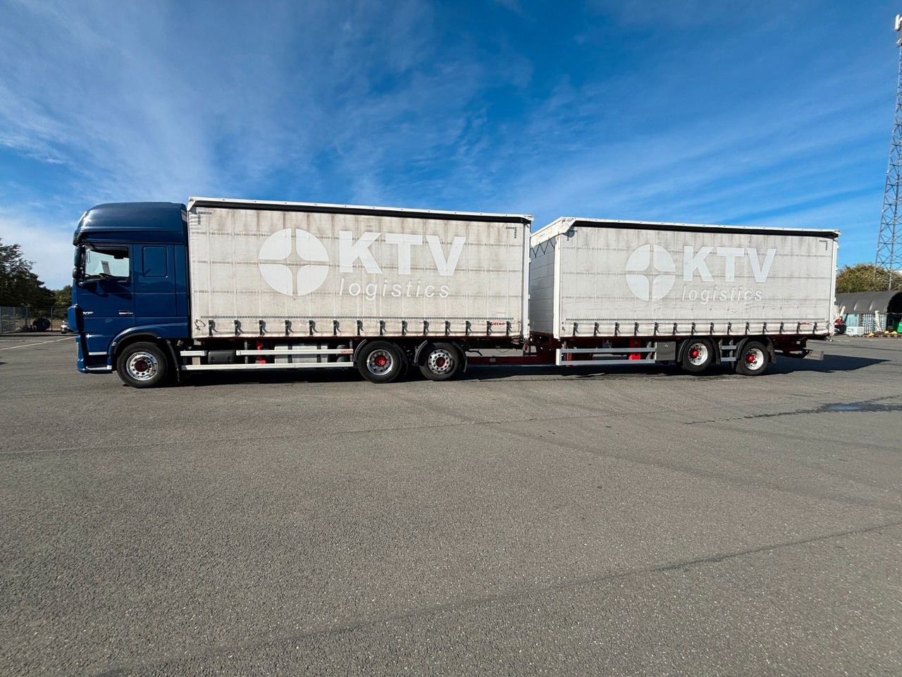 DAF SSC XF 480 Jumbozug + Anh Wecon Staplerhalterung - شاحنة ذات ستائر جانبية: صورة 3 DAF SSC XF 480 Jumbozug + Anh Wecon Staplerhalterung - شاحنة ذات ستائر جانبية: صورة 3