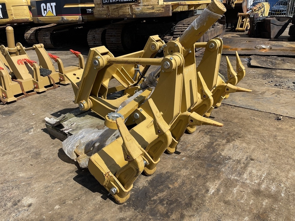 CAT 16h 16g ripper  - حراث تحت التربة - آلات الإنشاء: صورة 2 CAT 16h 16g ripper  - حراث تحت التربة - آلات الإنشاء: صورة 2
