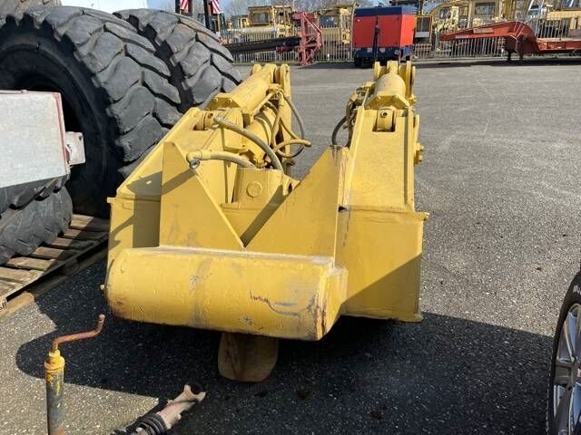 CAT D 8 R Ripper - حراث تحت التربة - آلات الإنشاء: صورة 2 CAT D 8 R Ripper - حراث تحت التربة - آلات الإنشاء: صورة 2