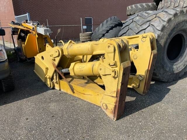 CAT D 8 R Ripper - حراث تحت التربة - آلات الإنشاء: صورة 1 CAT D 8 R Ripper - حراث تحت التربة - آلات الإنشاء: صورة 1