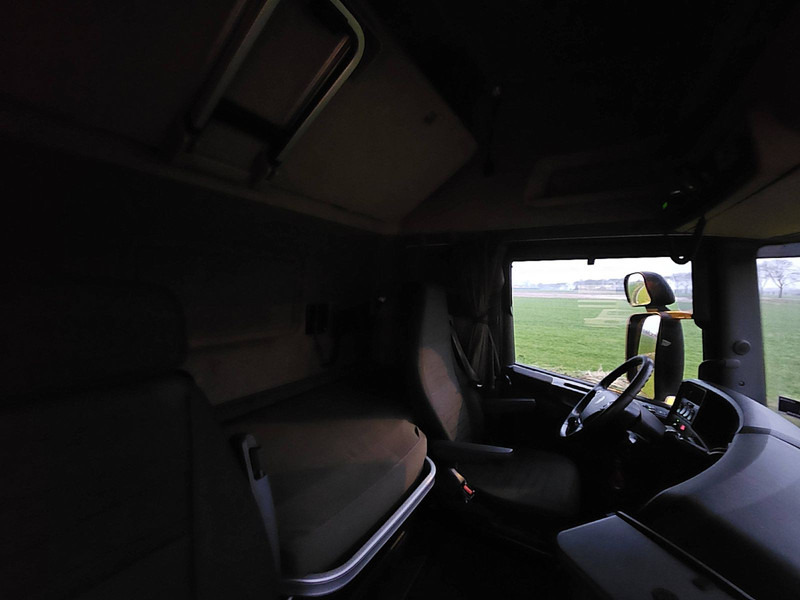 Interior photo 3: مقطورة السحب Scania R490 TL 2X TANK RETARDER