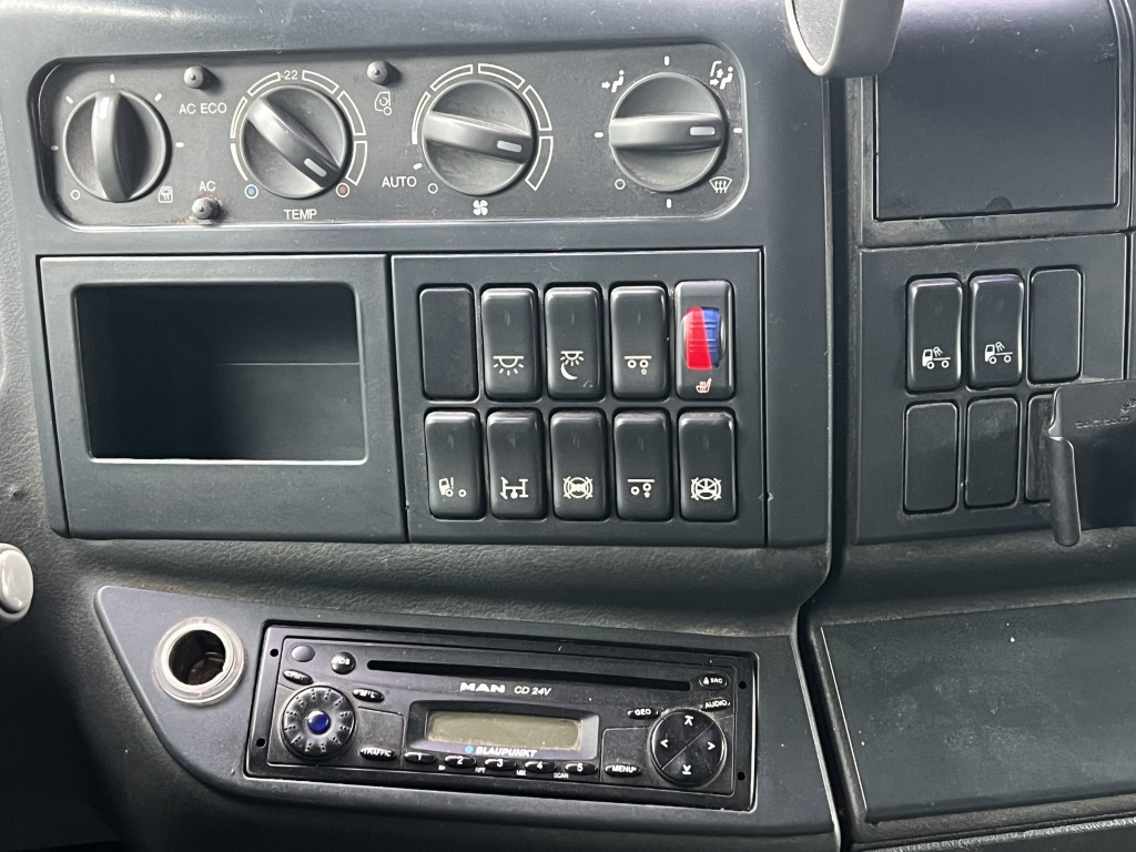 MAN TGA 26.440 6x2 LL Retarder Kran Palfinger 20002 - شاحنة ذات ستائر جانبية, شاحنة كرين: صورة 2 MAN TGA 26.440 6x2 LL Retarder Kran Palfinger 20002 - شاحنة ذات ستائر جانبية, شاحنة كرين: صورة 2