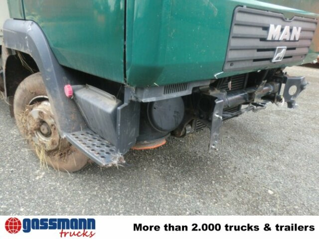 MAN L33 8.180 C 4x2, Unfallfahrzeug mit - شاحنة صندوقية: صورة 4 MAN L33 8.180 C 4x2, Unfallfahrzeug mit - شاحنة صندوقية: صورة 4