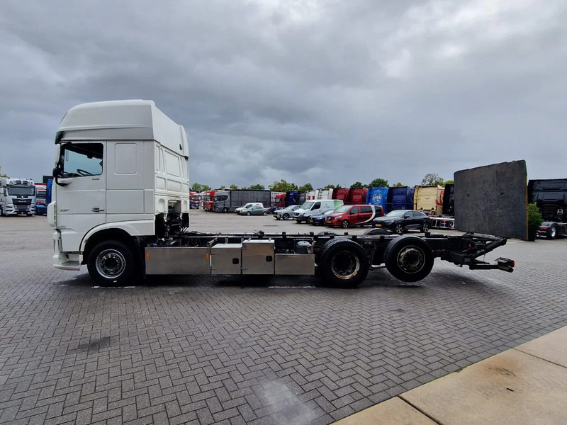 DAF XF 530 SuperSpaceCab 6x2*4 - Chassis 740 cm - Loadlift - Steering axle - Leather - - شاحنة بهيكل معدني للمقصورة: صورة 4 DAF XF 530 SuperSpaceCab 6x2*4 - Chassis 740 cm - Loadlift - Steering axle - Leather - - شاحنة بهيكل معدني للمقصورة: صورة 4