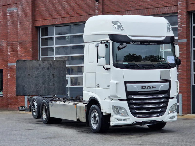 DAF XF 530 SuperSpaceCab 6x2*4 - Chassis 740 cm - Loadlift - Steering axle - Leather - - شاحنة بهيكل معدني للمقصورة: صورة 1 DAF XF 530 SuperSpaceCab 6x2*4 - Chassis 740 cm - Loadlift - Steering axle - Leather - - شاحنة بهيكل معدني للمقصورة: صورة 1