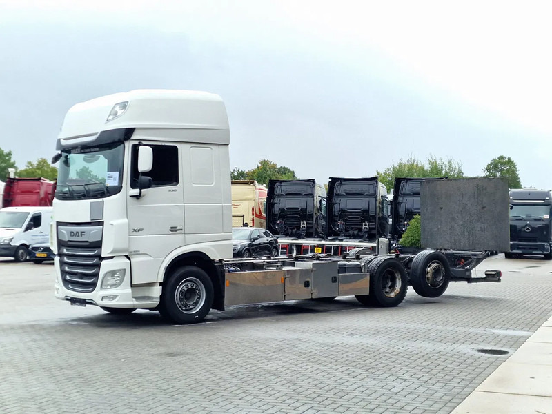 DAF XF 530 SuperSpaceCab 6x2*4 - Chassis 740 cm - Loadlift - Steering axle - Leather - - شاحنة بهيكل معدني للمقصورة: صورة 3 DAF XF 530 SuperSpaceCab 6x2*4 - Chassis 740 cm - Loadlift - Steering axle - Leather - - شاحنة بهيكل معدني للمقصورة: صورة 3