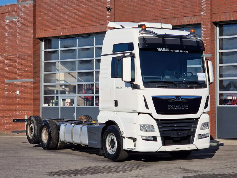 MAN TGX 26.500 6x2 XXL - Chassis - Full air - Night clima - AS Tronic - - شاحنة بهيكل معدني للمقصورة: صورة 1 MAN TGX 26.500 6x2 XXL - Chassis - Full air - Night clima - AS Tronic - - شاحنة بهيكل معدني للمقصورة: صورة 1