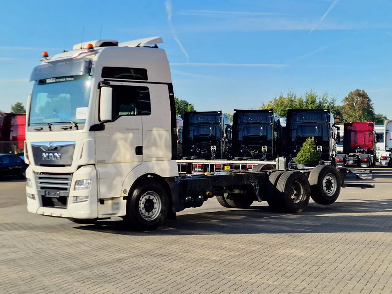 MAN TGX 26.500 6x2 XXL - Chassis - Full air - Night clima - AS Tronic - - شاحنة بهيكل معدني للمقصورة: صورة 3 MAN TGX 26.500 6x2 XXL - Chassis - Full air - Night clima - AS Tronic - - شاحنة بهيكل معدني للمقصورة: صورة 3