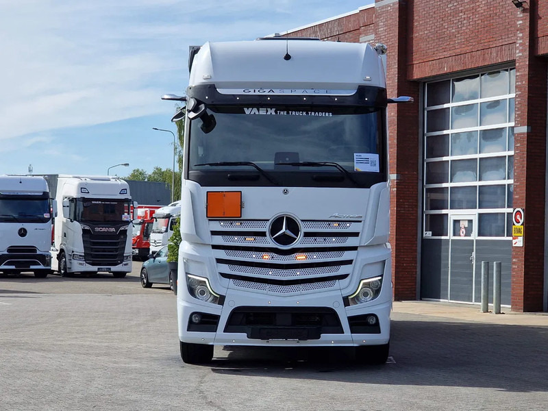 Mercedes-Benz Actros 2545 6x2*4 - Box with sidedoors - Loadlift - Steering axle - Full air - Camera - شاحنة صندوقية: صورة 2 Mercedes-Benz Actros 2545 6x2*4 - Box with sidedoors - Loadlift - Steering axle - Full air - Camera - شاحنة صندوقية: صورة 2