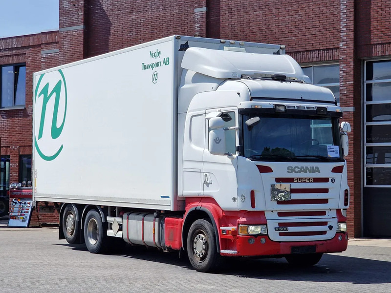 Scania R500 V8 Highline 6x2*4 - Box with side doors - Loadlift - Manual gearbox with retarder - Full air - Steering axle - شاحنة صندوقية: صورة 1 Scania R500 V8 Highline 6x2*4 - Box with side doors - Loadlift - Manual gearbox with retarder - Full air - Steering axle - شاحنة صندوقية: صورة 1
