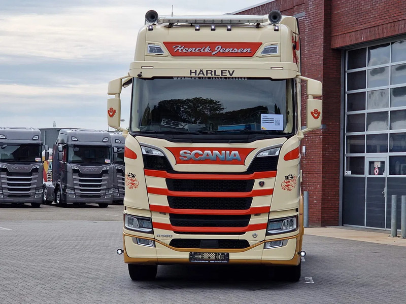 Scania R580 V8 NGS Highline 6x2 - PTO/Hydraulic - 2.95 WB - Retarder - Night clima - Custom interior - رأس تريلا: صورة 2 Scania R580 V8 NGS Highline 6x2 - PTO/Hydraulic - 2.95 WB - Retarder - Night clima - Custom interior - رأس تريلا: صورة 2