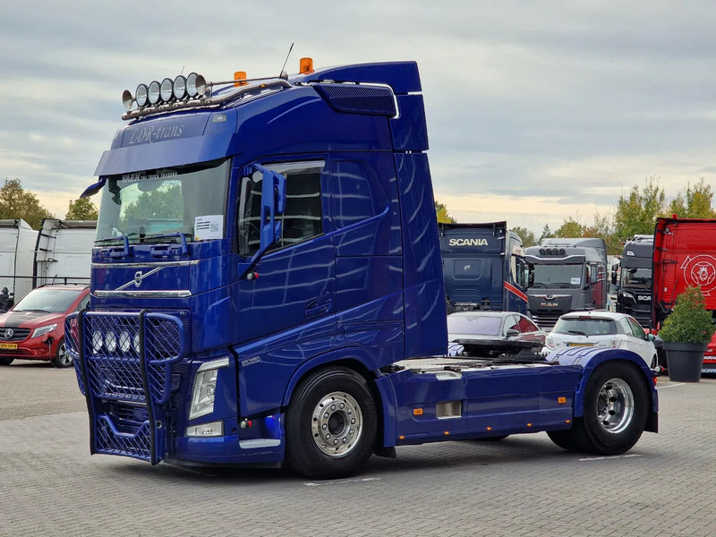 Volvo FH 13.500 Globetrotter 4x2 - Full air - Bull bar - Leather - Fridge - Lightbar - رأس تريلا: صورة 3 Volvo FH 13.500 Globetrotter 4x2 - Full air - Bull bar - Leather - Fridge - Lightbar - رأس تريلا: صورة 3