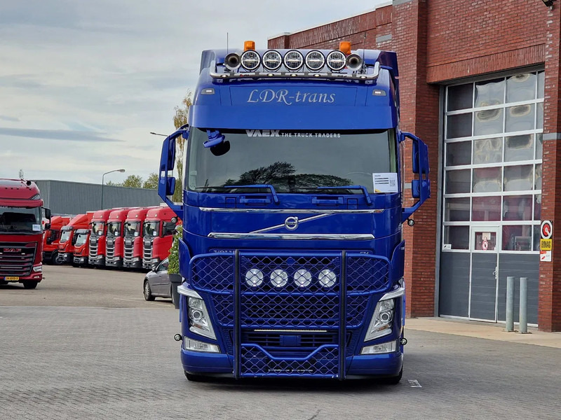 Volvo FH 13.500 Globetrotter 4x2 - Full air - Bull bar - Leather - Fridge - Lightbar - رأس تريلا: صورة 2 Volvo FH 13.500 Globetrotter 4x2 - Full air - Bull bar - Leather - Fridge - Lightbar - رأس تريلا: صورة 2