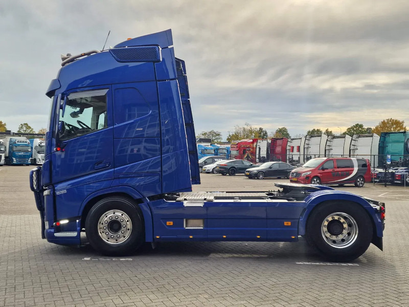 Volvo FH 13.500 Globetrotter 4x2 - Full air - Bull bar - Leather - Fridge - Lightbar - رأس تريلا: صورة 4 Volvo FH 13.500 Globetrotter 4x2 - Full air - Bull bar - Leather - Fridge - Lightbar - رأس تريلا: صورة 4