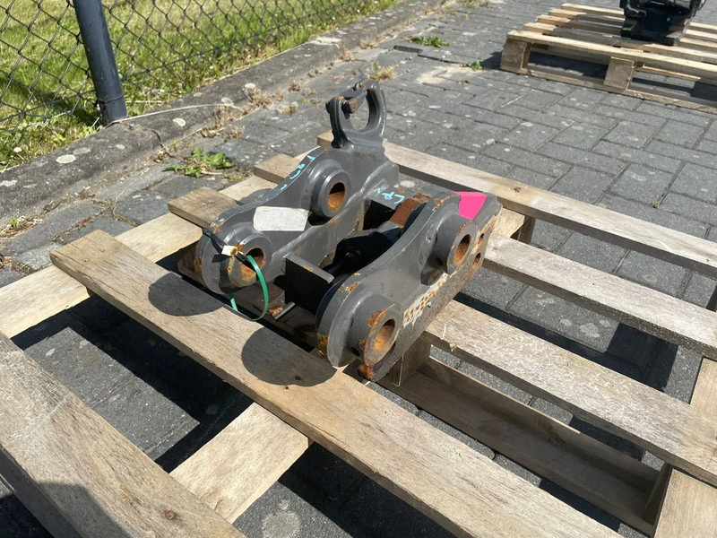 SMP S60 | HALF-AUTO QUICK COUPLER | SNELWISSEL | VOLVO EC18 - مقصات الهدم - آلات الإنشاء: صورة 3 SMP S60 | HALF-AUTO QUICK COUPLER | SNELWISSEL | VOLVO EC18 - مقصات الهدم - آلات الإنشاء: صورة 3