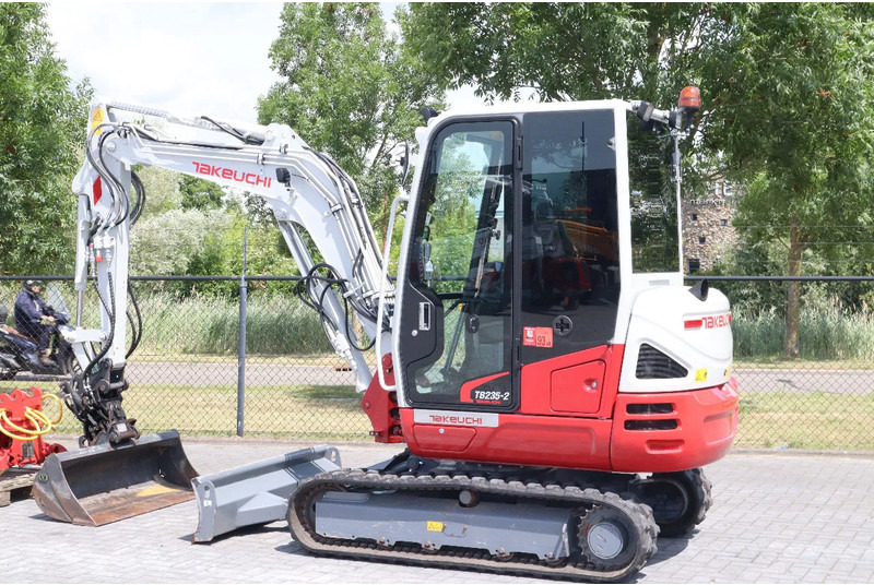 Takeuchi TB235-2 | TREE CUTTER | GRAB | TILT + 5 ATTACHMENTS - حفار صغير: صورة 4 Takeuchi TB235-2 | TREE CUTTER | GRAB | TILT + 5 ATTACHMENTS - حفار صغير: صورة 4